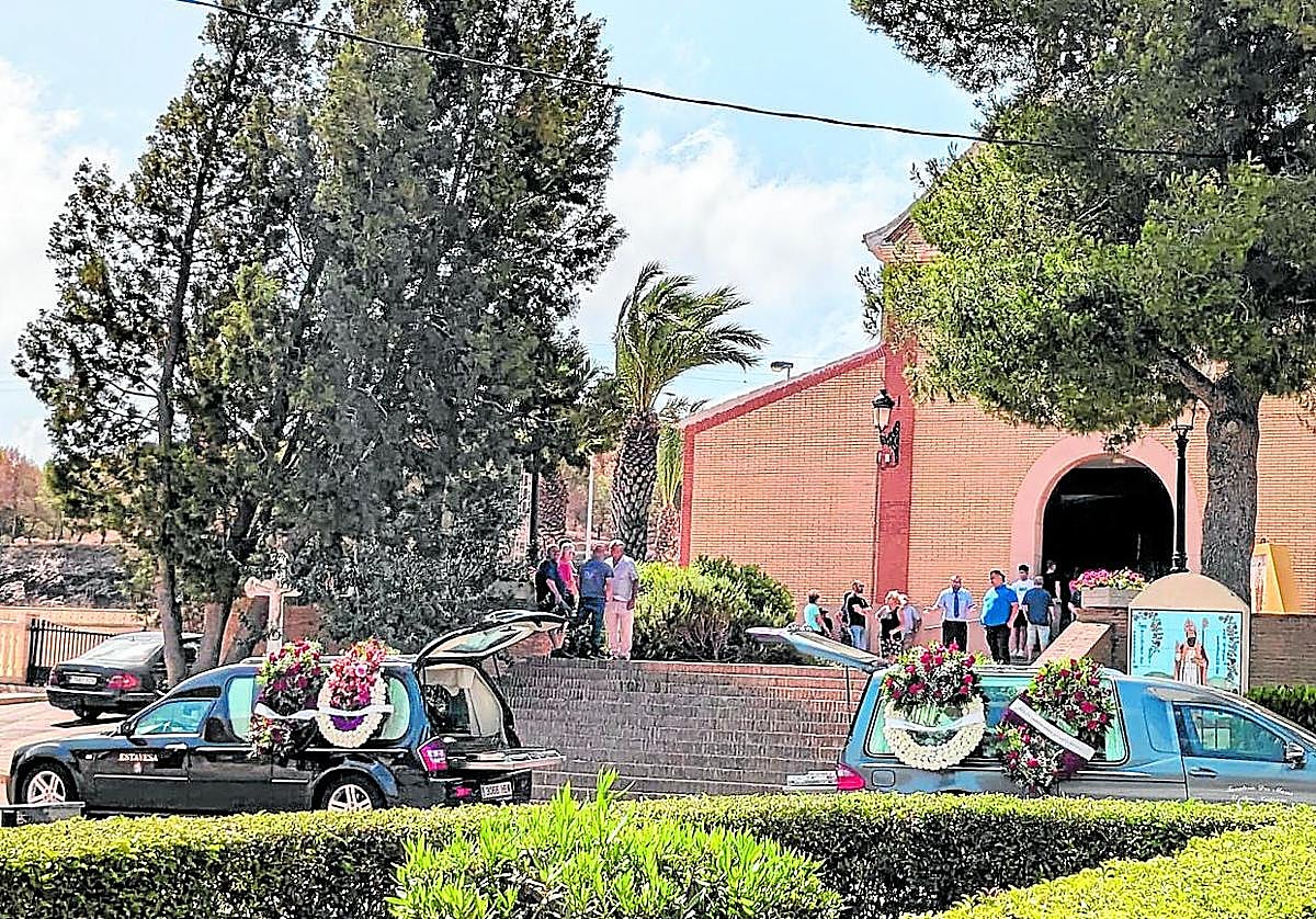 Puerta de la iglesia de Estrecho de San Ginés, durante la celebración ayer del funeral del matrimonio formado por Pedro y María Luisa.