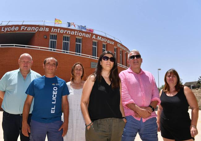 María Angelina Martínez (tercera por la derecha), junto a compañeros del Liceo Francés.