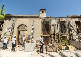 Albañiles trabajaban, ayer, en las obras de rehabilitación de Torre de Alcayna.
