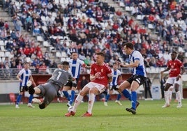 Adri López, portero del Hércules, corta un pase a Carrasco, delantero del Real Murcia, en un duelo de la temporada 2021-22.