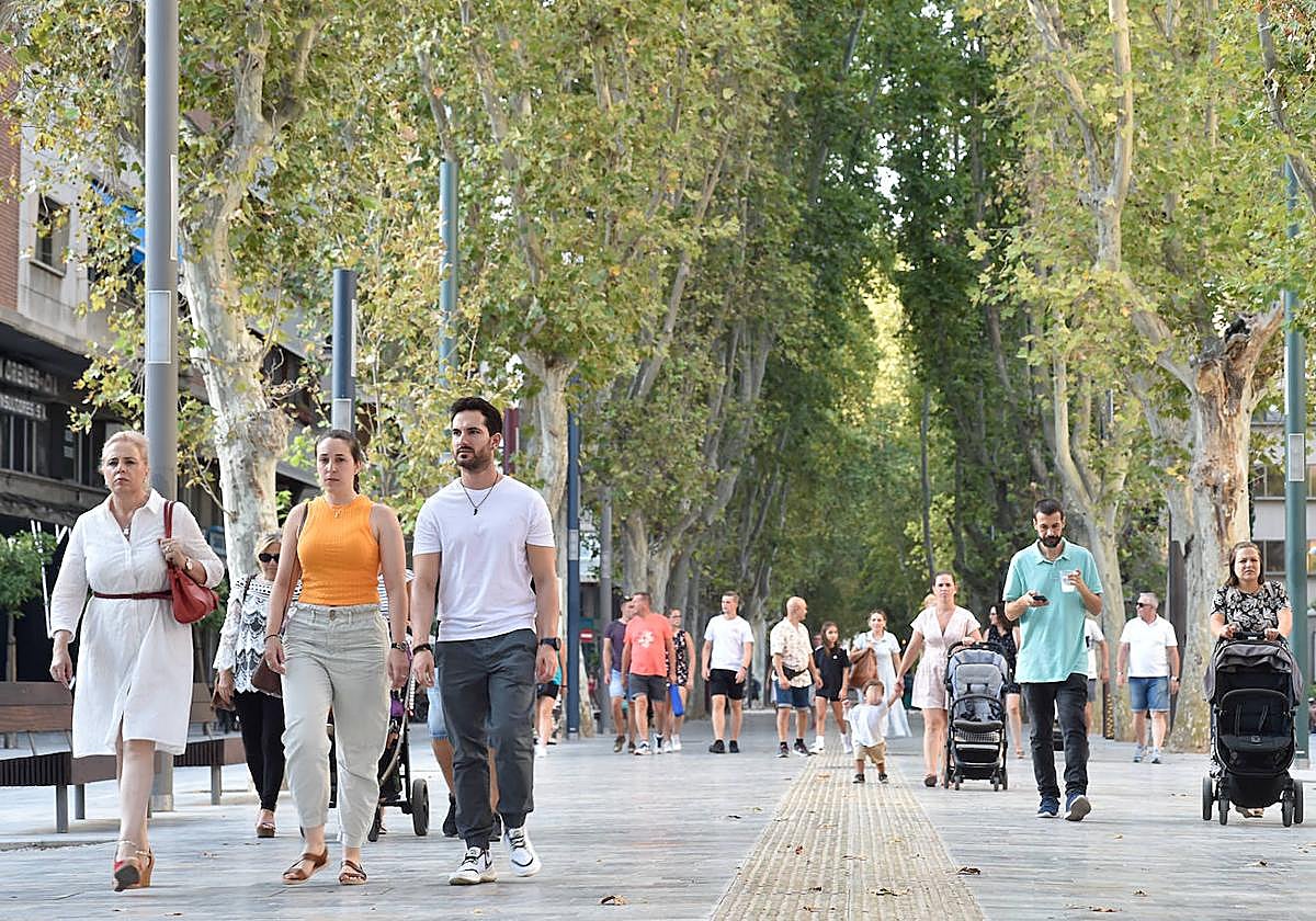 Viandantes en el paseo Alfonso X de Murcia, en una foto de archivo.