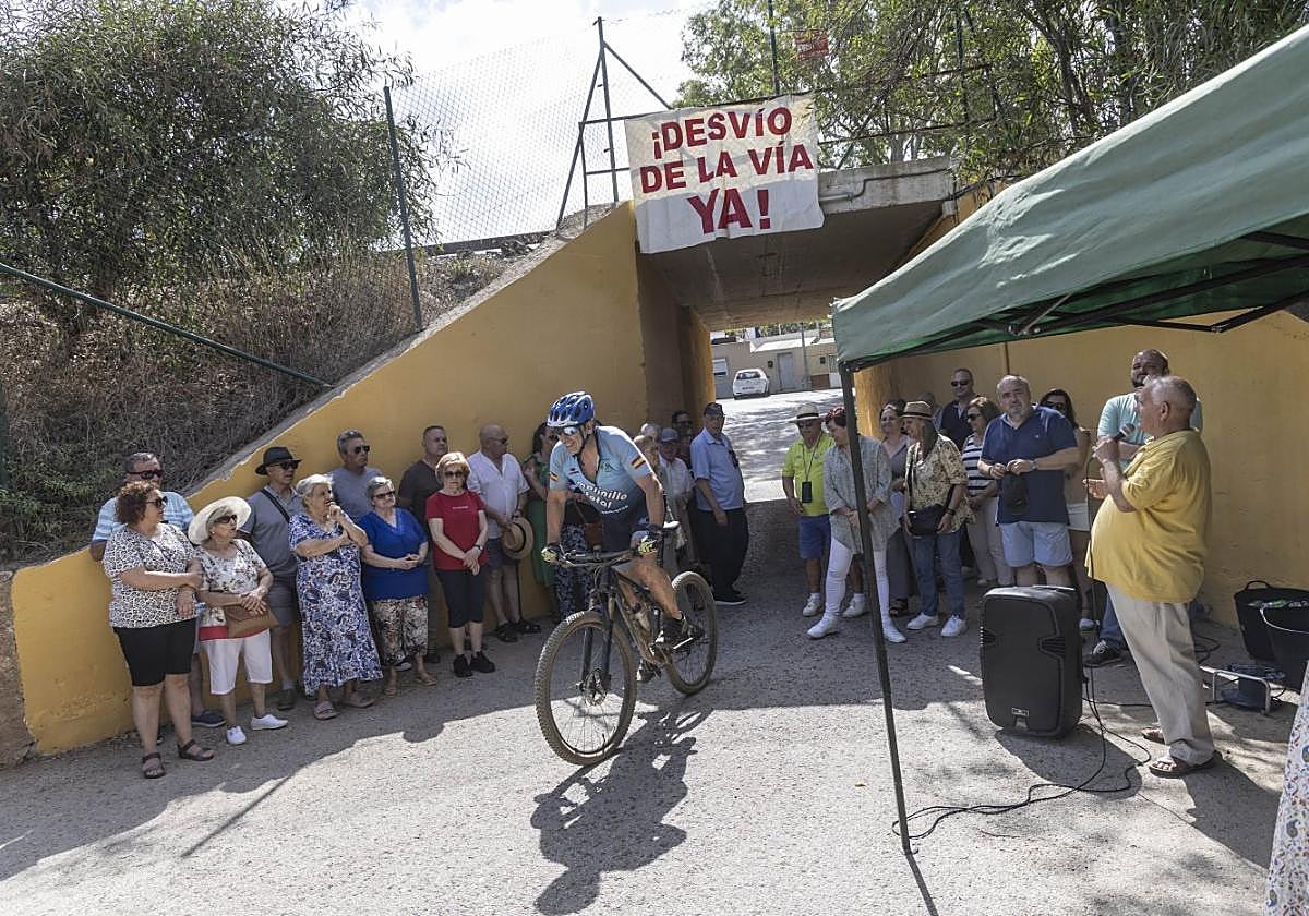 Alumbres insiste en el desvío del tren