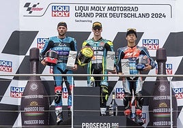 Fermín Aldeguer (cen.), en lo alto del podio tras conseguir la victoria en el GP de Alemania.