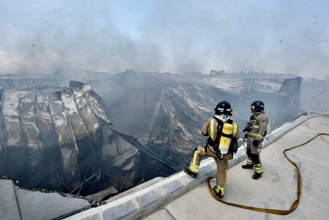 Arde una nave industrial en el polígono La Polvorista de Molina