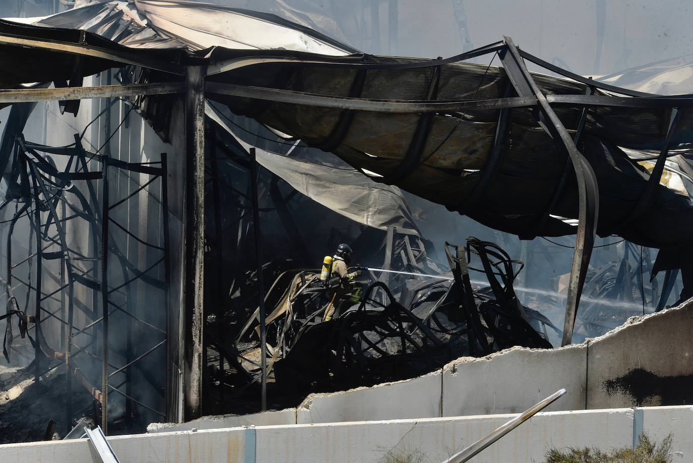 Arde una nave industrial en el polígono La Polvorista de Molina