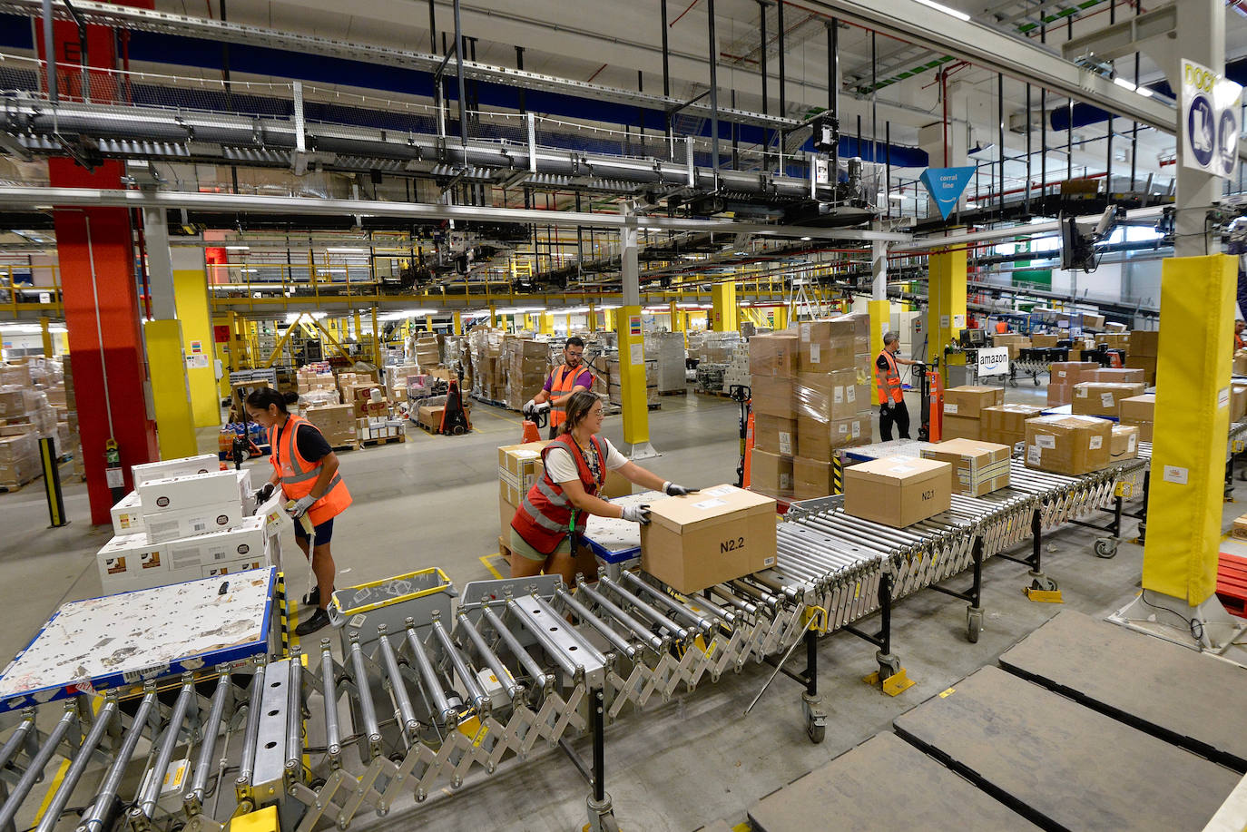 El centro logístico de Amazon en Corvera, en imágenes