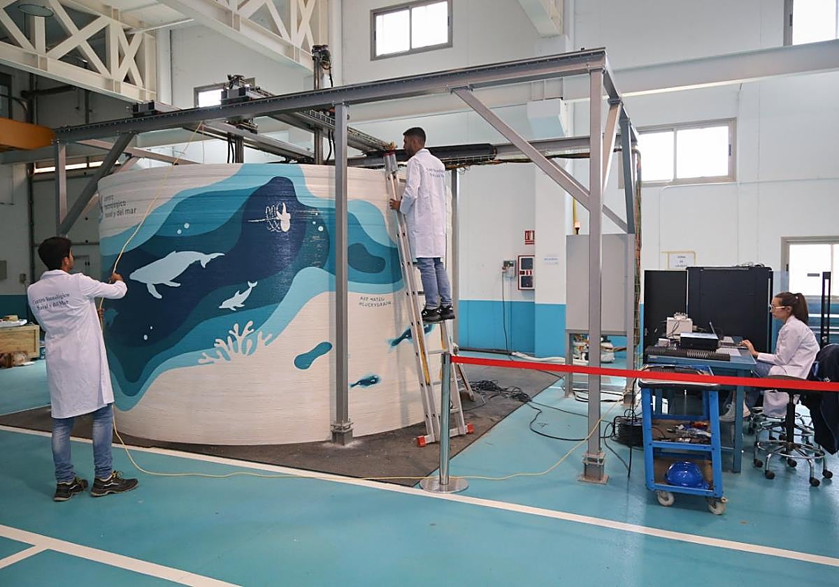 Tres investigadores trabajan en un tanque de agua para crear nuevos materiales para buques de la Armada, en el Centro Tecnológico Naval y del Mar.