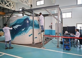 Tres investigadores trabajan en un tanque de agua para crear nuevos materiales para buques de la Armada, en el Centro Tecnológico Naval y del Mar.