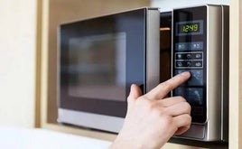 Cuatro alimentos que puedes preparar en el microondas para ahorrar tiempo en la cocina.