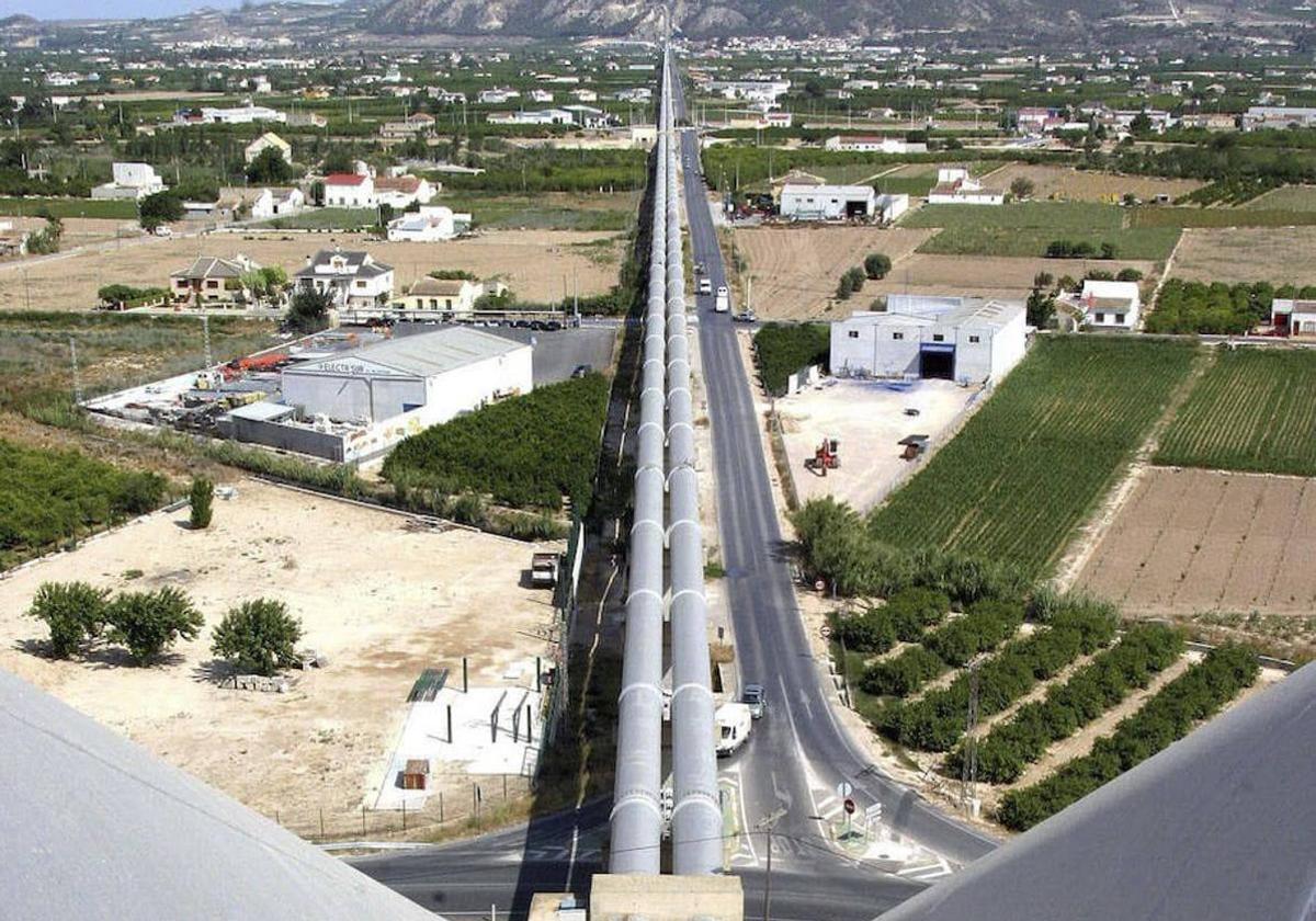 Las conducciones del trasvase Tajo-Segura sobre la huerta de Orihuela.