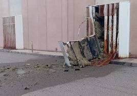 La fuerza del impacto atravesó una pared metálica de las instalaciones, como muestra la imagen.