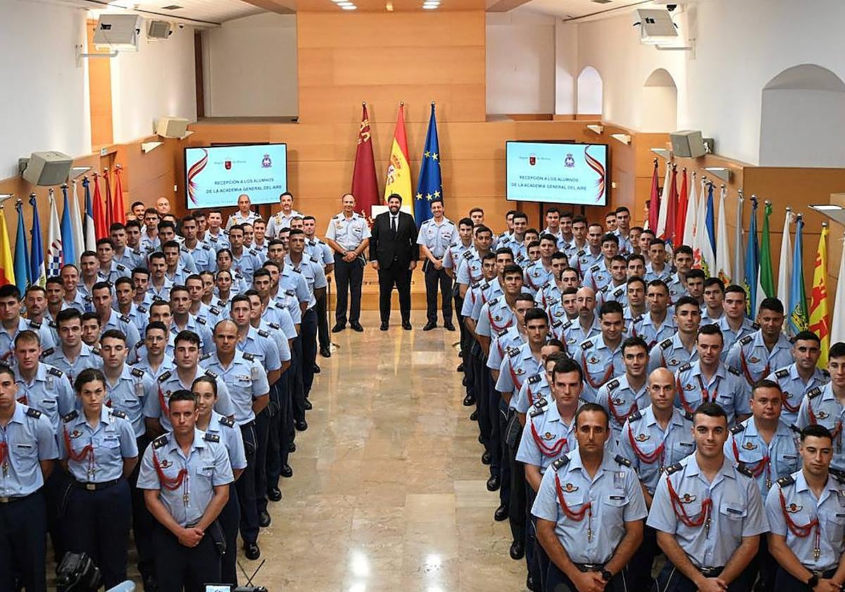 López Miras recibe a los alumnos que concluyeron su periodo de formación en la Academia General del Aire (AGA) de San Javier.