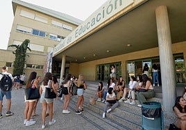 Universitarios en el Campus de Espinardo.