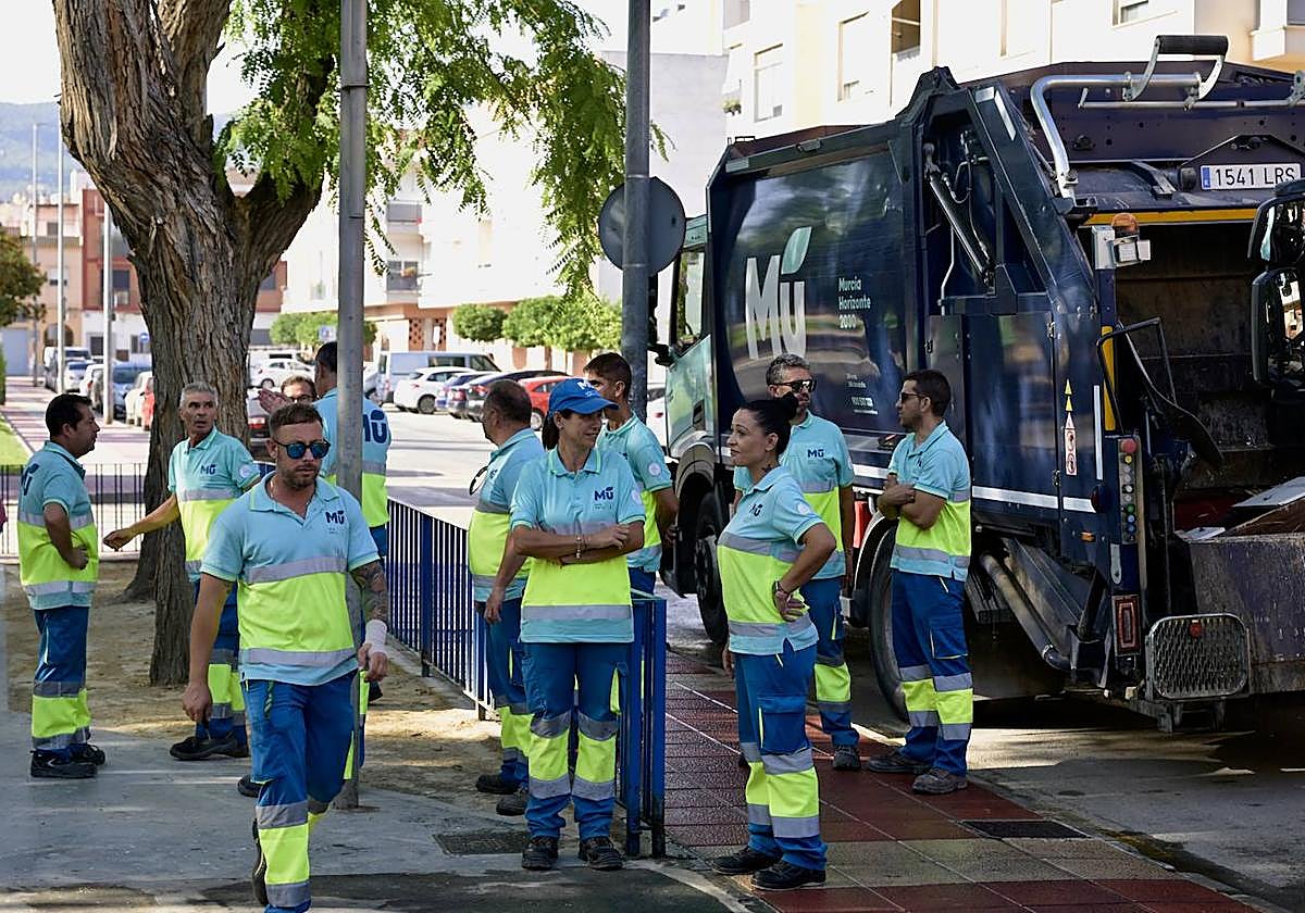 Algunos de los operarios y máquinas en la presentación del proyecto, este miércoles.