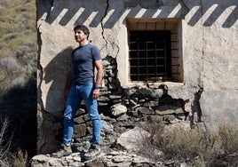 El autor de 'Almenara', Miguel Ángel Ruiz, fotografiado en la sierra de los Mayorales (Águilas).