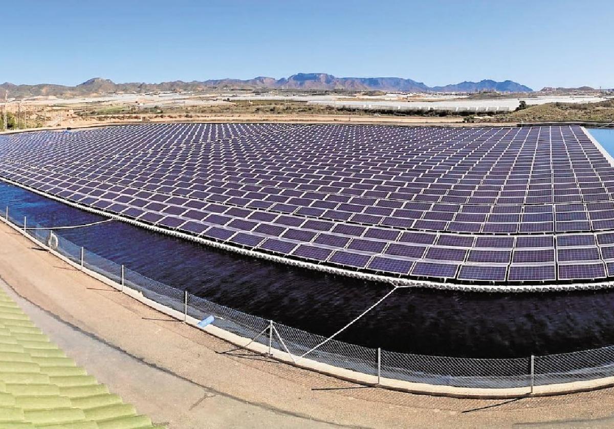 Planta solar flotante en la desaladora de los regantes de Mazarrón.