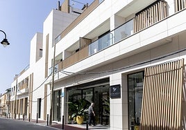 Un hombre entra en el nuevo hotel que abre sus puertas en el centro de Cabo de Palos.