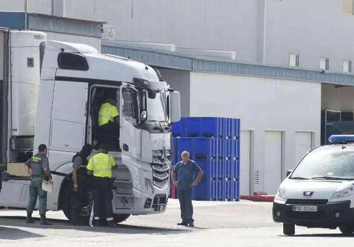 Guardias civiles inspeccionado un camión en las instalaciones de la firma Ricardo Fuentes e Hijos, en 2019.