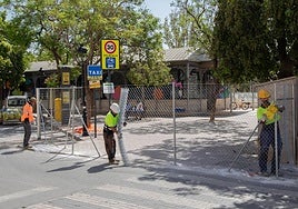 Operarios vallan el entorno de la la estación de Sutullena en la plaza de Carruajes.