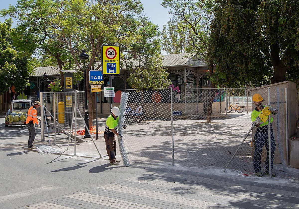 Operarios vallan el entorno de la la estación de Sutullena en la plaza de Carruajes.