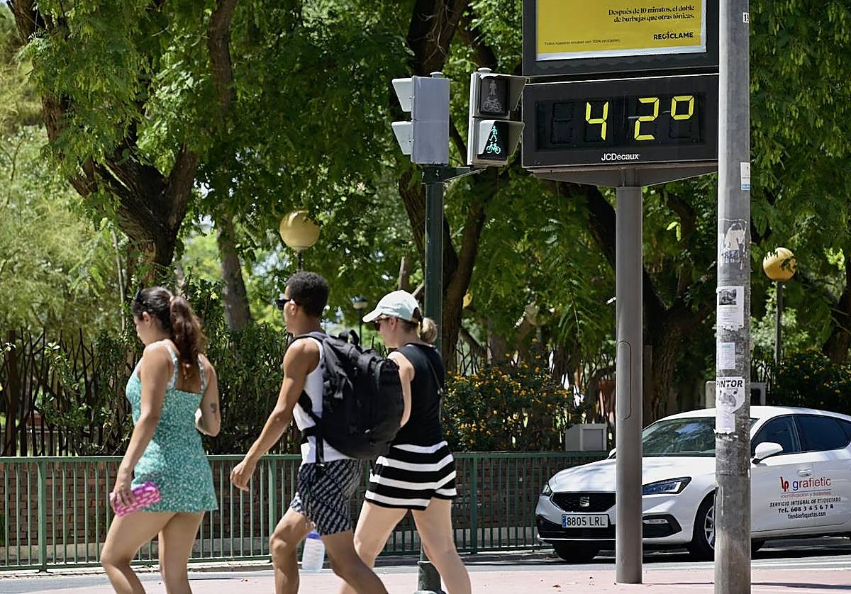 Un termómetro marca los 42 grados en Murcia.