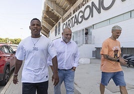 Cedric Teguía, Manuel Sánchez Breis y Ríos Reina, antes de la presentación de los dos nuevos futbolistas con el Cartagena.