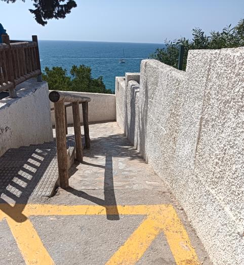 Rampa de bajada desde el aparcamiento hasta La Caleta de Cabo Roig.