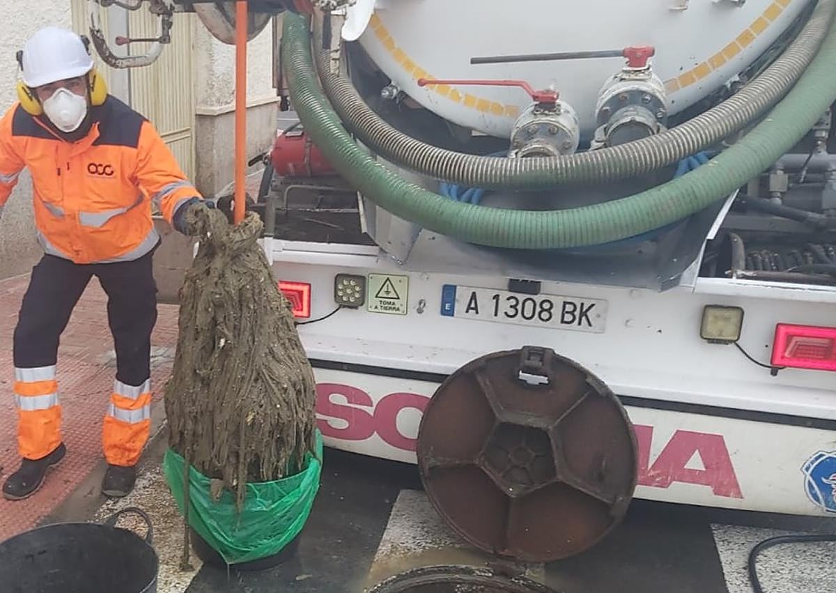 Imagen secundaria 1 - Las toallitas y otros residuos suponen a Torrevieja un gasto extra de medio millón al año.