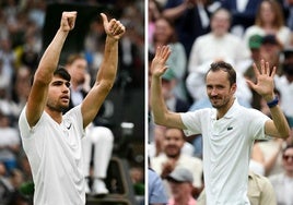 Carlos Alcaraz y Daniil Medvedev celebran su clasificación a semifinales de Wimbledon, el martes.