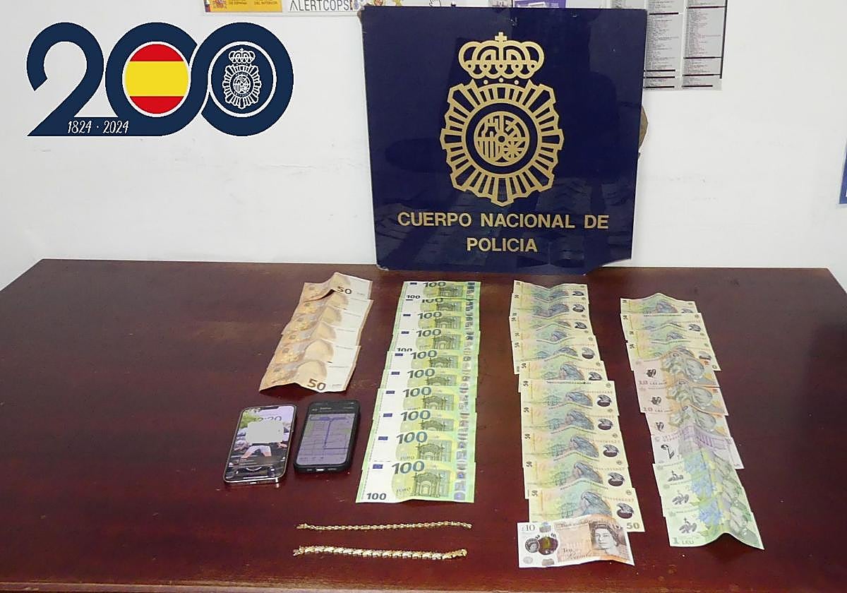 Dinero, joyas y móviles que llevaban los arrestados.