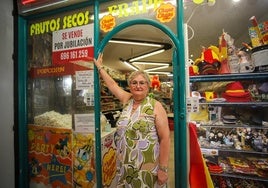 Pepa Martínez, en su tienda de golosinas, ubicada en Centrofama.