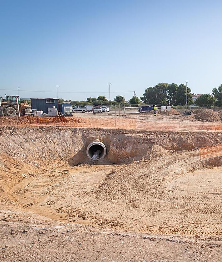 Imagen secundaria 2 - Las excavadora, en plena faena este viernes.