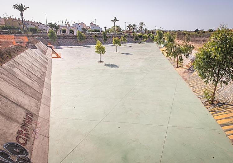 En la balsa ya existente, pintada con motivos alusivos a la laguna salada, se ubicará un skate park y una zona de calistenia.