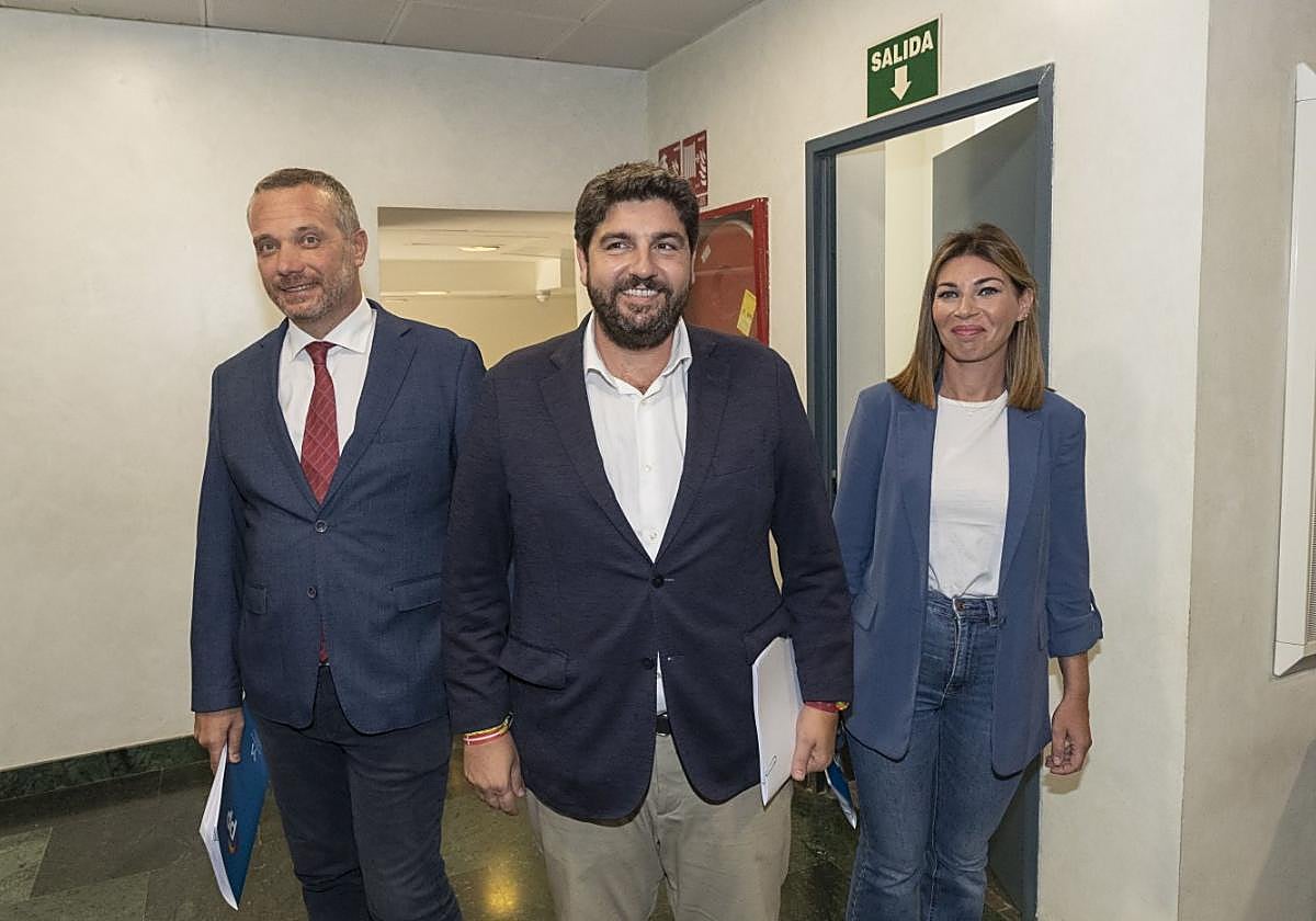 López Miras con los diputados Joaquín Segado y Mari Carmen Ruiz.