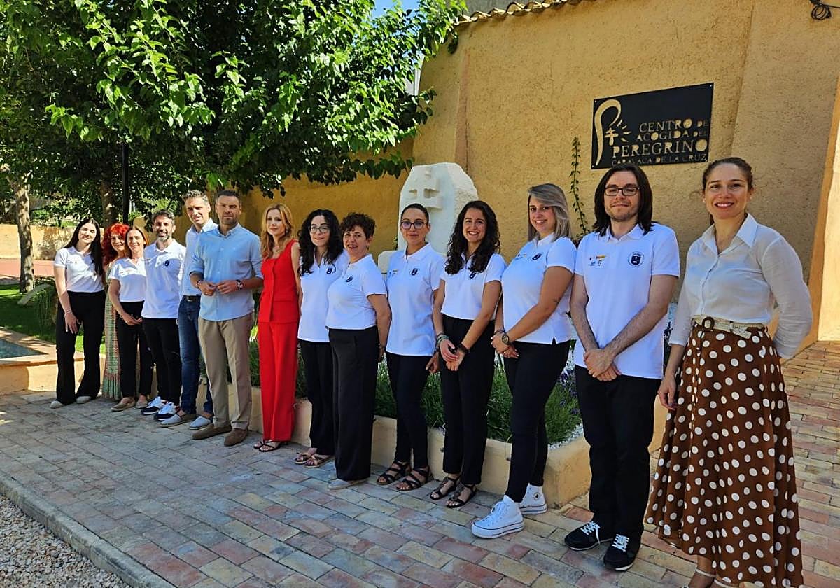 Los diez alumnos, con el alcalde y la directora del SEF.