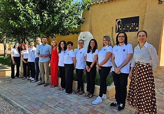 Los diez alumnos, con el alcalde y la directora del SEF.