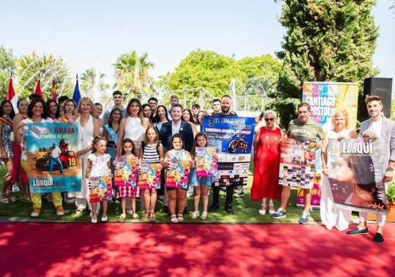 El alcalde de Lorquí, Joaquín Hernández, con representantes de las fiestas patronales del municipio de este año.