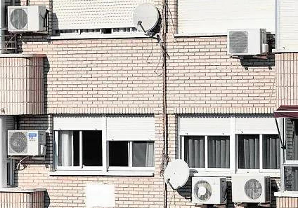 Aparatos de aire acondicionado en la fachada de un bloque de pisos en Murcia.