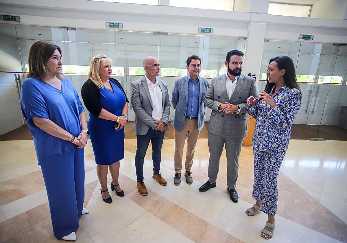 Carmen Conesa (d), con el alcalde de La Unión, Joaquín Zapata; Manuel Cebrián, y el director del festival, Julio García Cegarra, en la presentación.