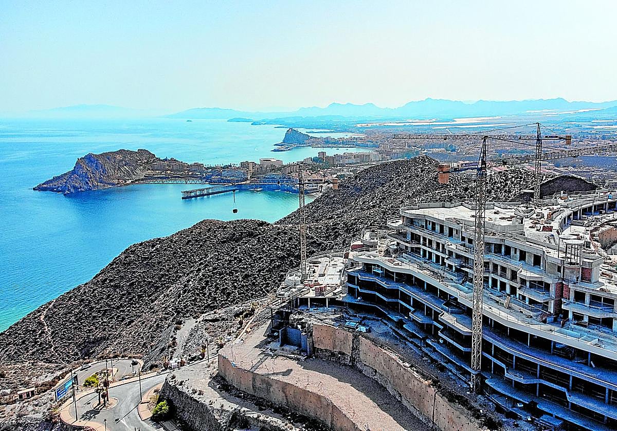 Bloque en construcción frente a la isla del Fraile, en Águilas. Al fondo se distingue el embarcadero del Hornillo.