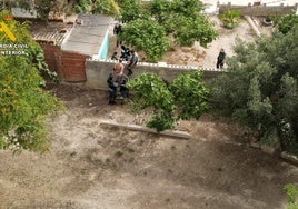 Uno de los cuidadores de las plantaciones de droga intenta huir por las parcelas colindantes.