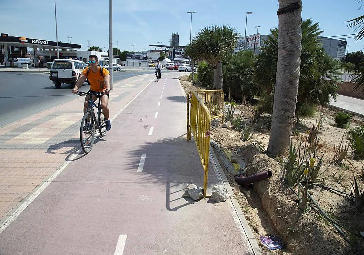Dos ciclistas por el carril bici de Cartagena.
