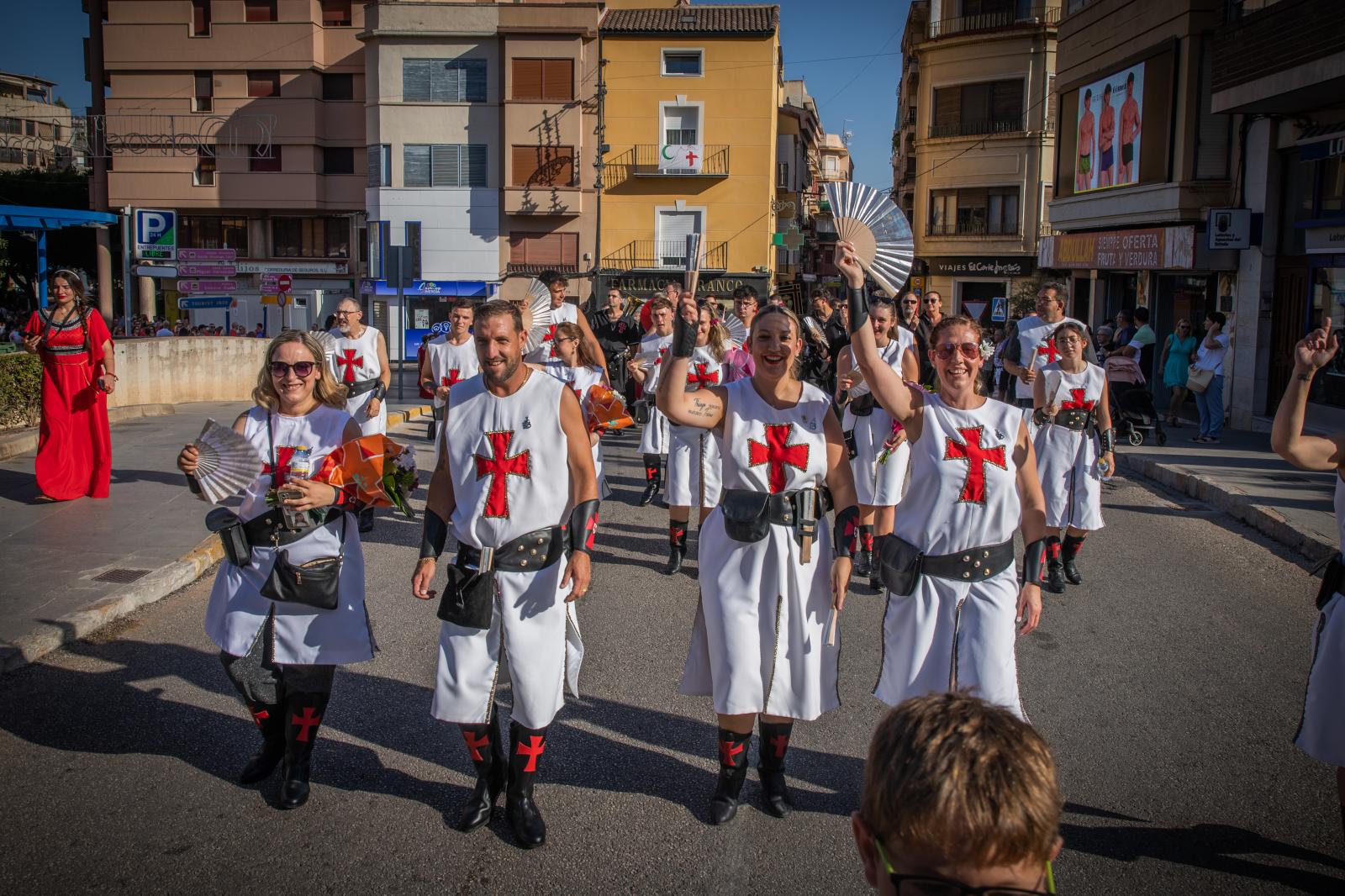 La ofrenda de flores de los Moros y Cristianos de Orihuela, en imágenes