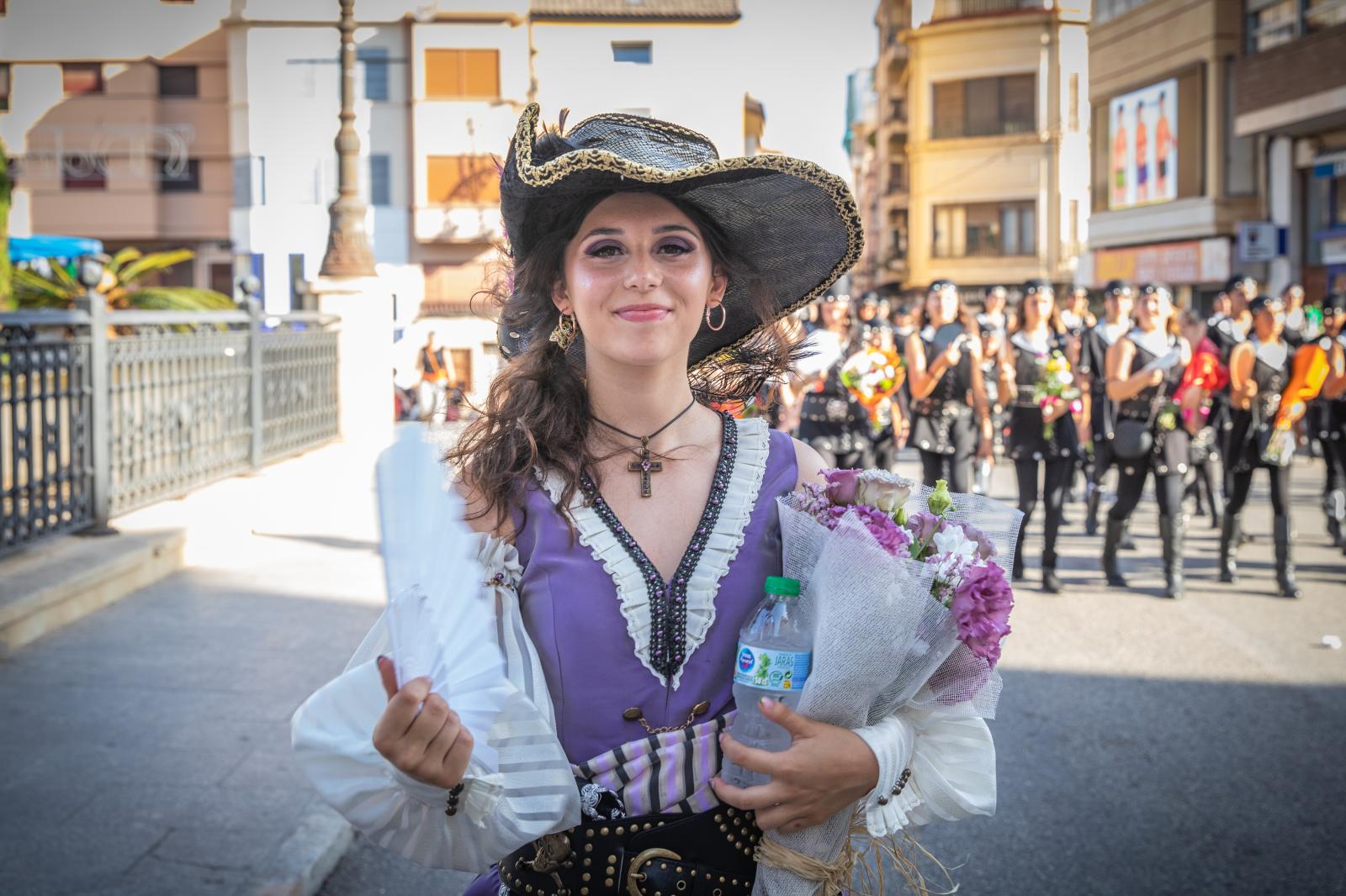 La ofrenda de flores de los Moros y Cristianos de Orihuela, en imágenes