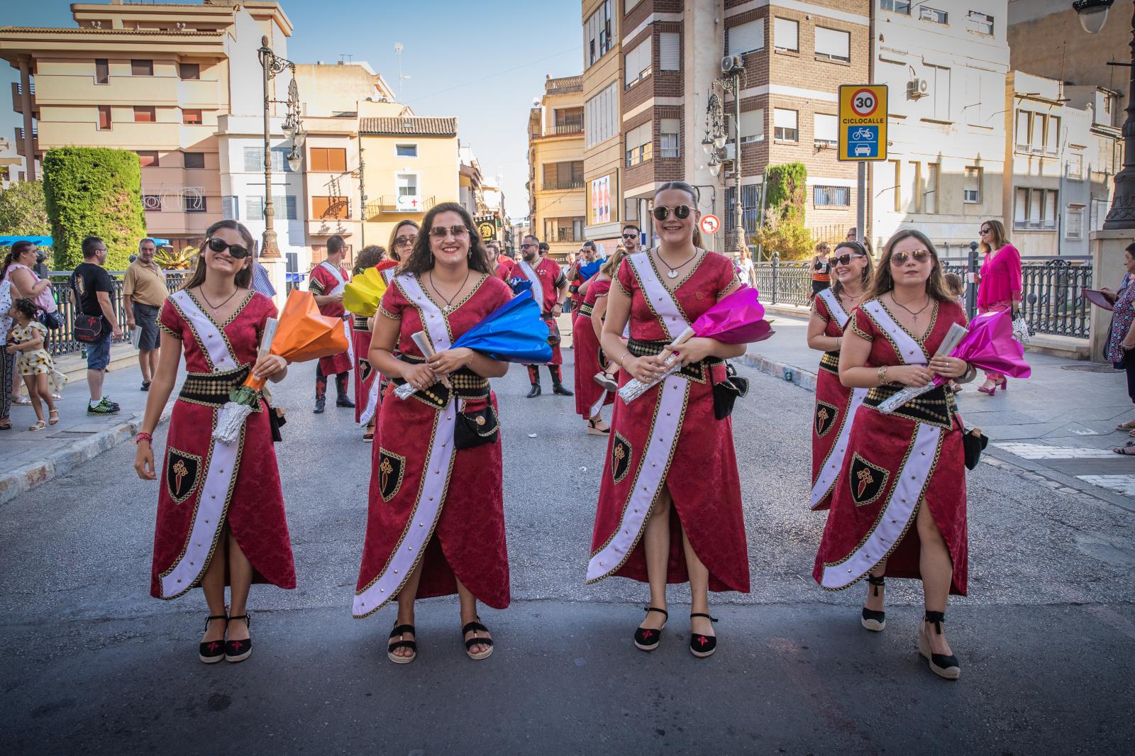La ofrenda de flores de los Moros y Cristianos de Orihuela, en imágenes