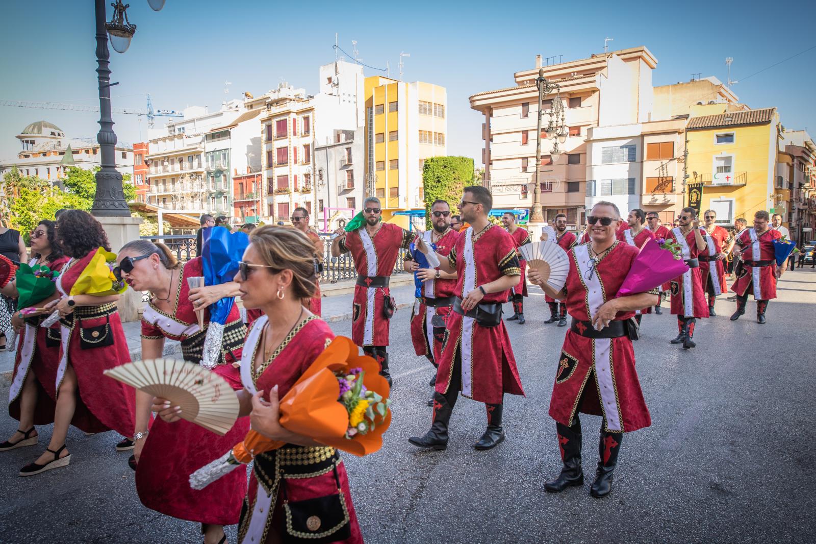 La ofrenda de flores de los Moros y Cristianos de Orihuela, en imágenes