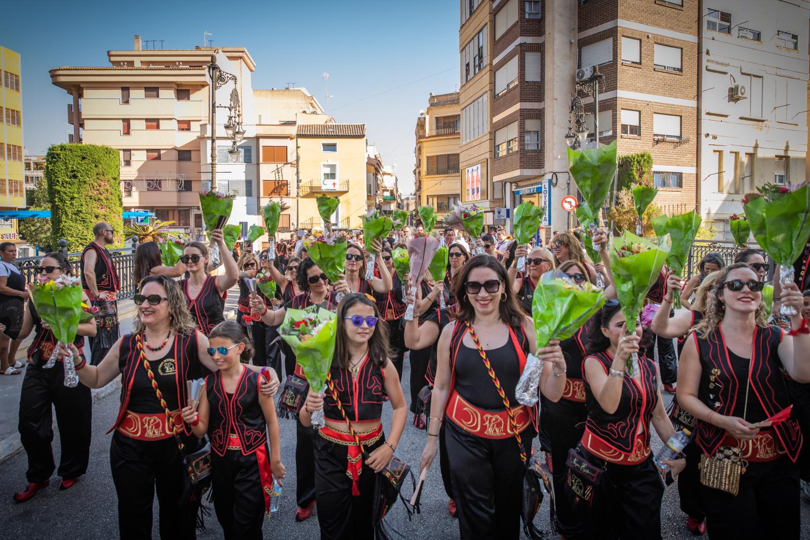 La ofrenda de flores de los Moros y Cristianos de Orihuela, en imágenes