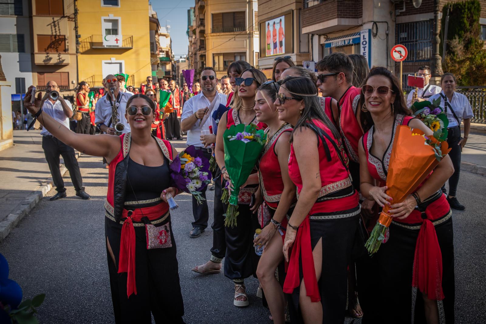 La ofrenda de flores de los Moros y Cristianos de Orihuela, en imágenes