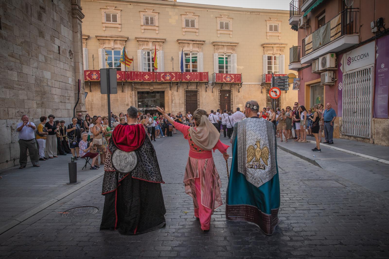 La ofrenda de flores de los Moros y Cristianos de Orihuela, en imágenes