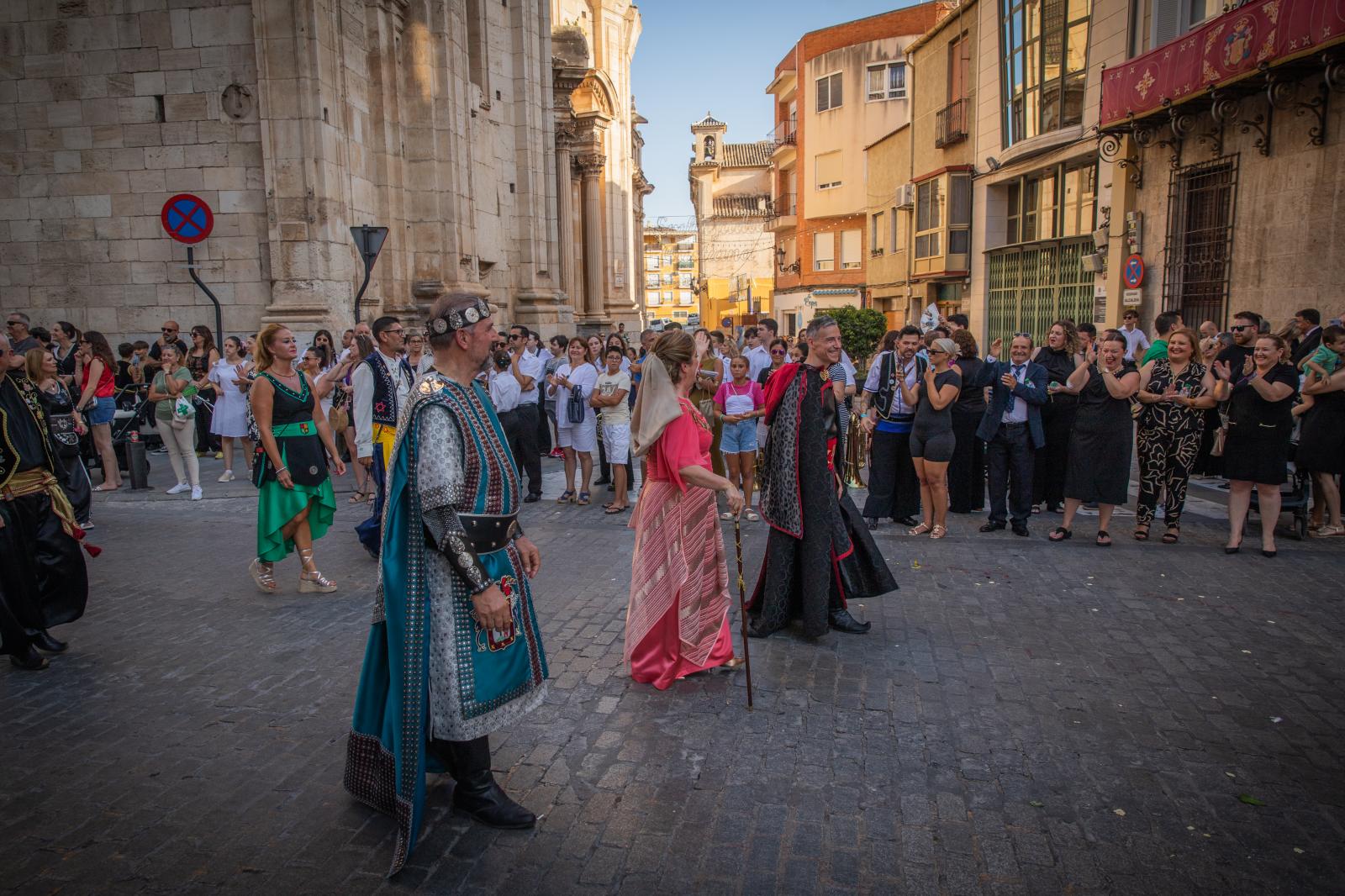 La ofrenda de flores de los Moros y Cristianos de Orihuela, en imágenes